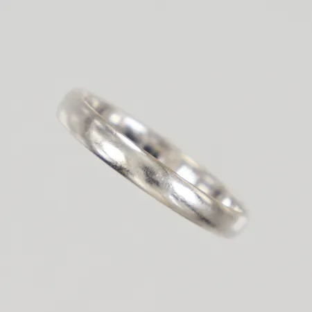 Ring stl 16, bredd 2,5mm, vitguld 14K Vikt: 1,3 g
