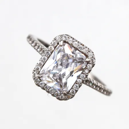 Ring med vita stenar, Stl:16½, bredd: 1,7-11,9mm, 925/1000 silver Vikt: 3,1 g