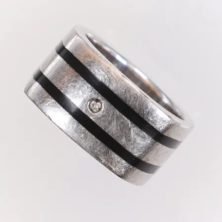 Ring med vit sten och svart emalj stl:19 bredd 11mm silver 925/1000 Vikt: 19 g