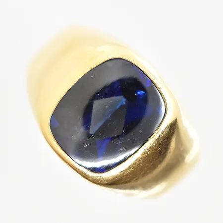 Klackring med blå sten stl:19½, bredd 3-14 mm, oval skena, 18K. Vikt: 6,1 g