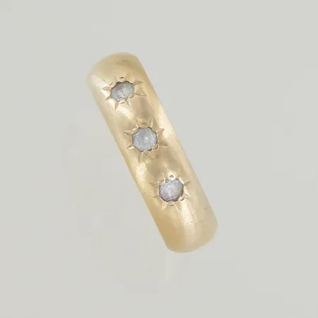 Ring med stenar stl:18½ bredd 6,3 cm bredd 6 mm, graverad 18K Vikt: 6,5 g