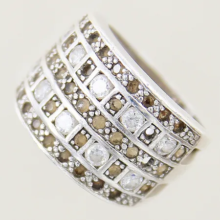 Ring med vita samt bruna stenar stl 17 bredd 9-16mm, tre stenar saknas, något repig skena, silver 925/1000 Vikt: 9,9 g