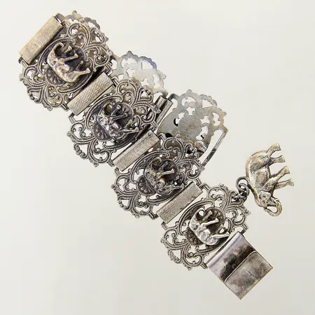 Armband med genombruten dekor samt integrerad berlock längd 17,5cm bredd 30mm silver 830/1000 Vikt: 40,6 g