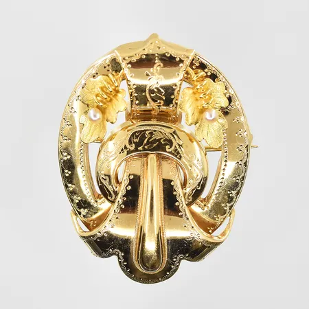 Brosch med två odlade pärlor Ø2 mm bredd 32 mm, höjd 40 mm, F9/1956, 18K. Vikt: 6,1 g