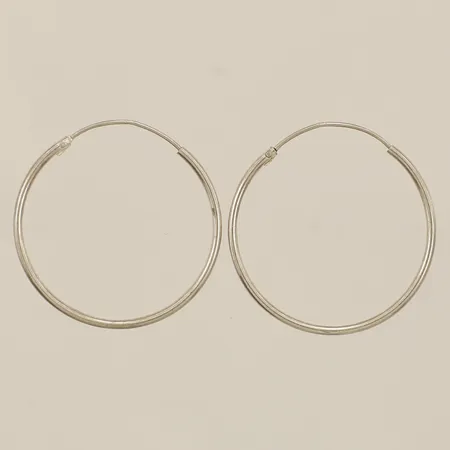 Ett par örhängen Ø25,6mm bredd 1,2mm smärre bucklor silver 925/1000 Vikt: 1,1 g
