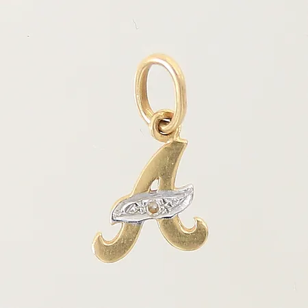 Hänge bokstav "A" med diamant 0,005ct 13x8mm vitguldsdetaljer ostämplad 18K Vikt: 0,5 g