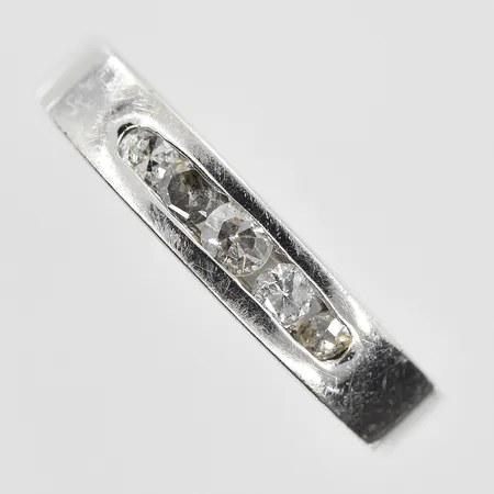Ring med diamanter 0,08ctv stl:16¼ bredd 3-4 mm, vitguld, 18K. Vikt: 3,8 g