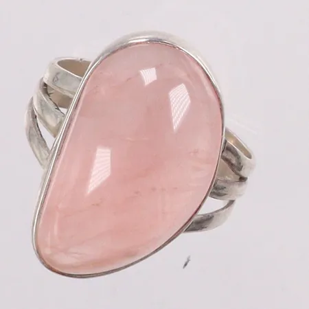 Ring med rosenkvarts stl:19 längd 23,3mm bredd 14,0mm silver 925/1000 Vikt: 6,9 g