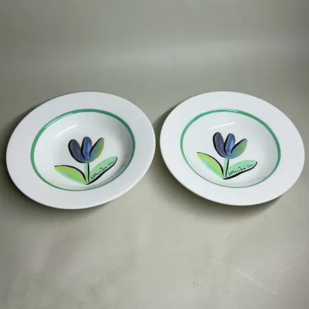 2 Djupa tallrikar Tulpan av Ulrica Hydman-Vallien Ø22cm Kosta Boda Skickas med paket.