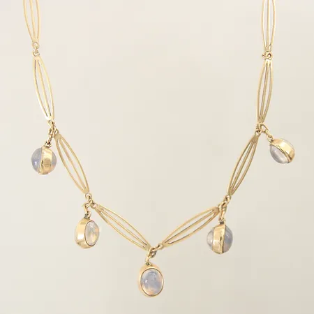Collier med troligen månsten längd 45cm bredd 5,9-10mm 18K Vikt: 32,3 g