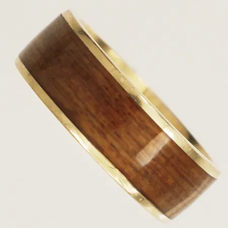 Ring med plastdetalj stl:19 bredd 8mm 14K Vikt: 8,8 g