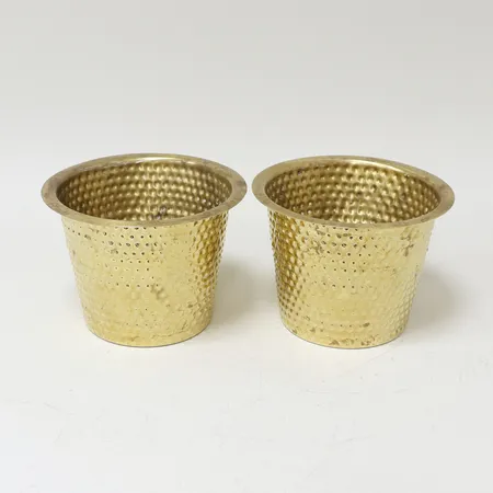 2 mässingskrukor Hortus Svenskt Tenn Höjd 12cm, Ø 17cm (innermått Ø11-14,5cm) fläckiga.