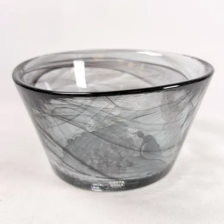 Skål Ulrica Hydman Vallien "Mine" Kosta Boda gråtonad glasmassa höjd 7,5 diameter 13cm etikettmärkt och i originalkartong