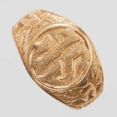 Klackring med monogram gravyr stl:21¼, bredd 5-15mm, skev skena, 18K Vikt: 9,8 g