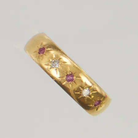 Ring med 8/8-slipade diamanter 2x ca 0,02ct, röda stenar, stl:17¾, bredd 5,2mm, gravyr, 23K,  Vikt: 4,6 g