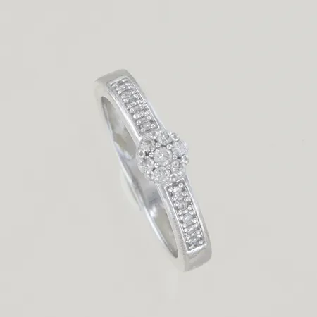 Ring med 17 diamanter 1 x 0,02ct 16 x 0,01ct stl:16 bredd 3 mm, 18K   Vikt: 3 g