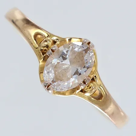 ring med vit sten stl:17 bredd 2,2-8mm Safira förgyllt silver 925/1000.  Vikt: 2,4 g