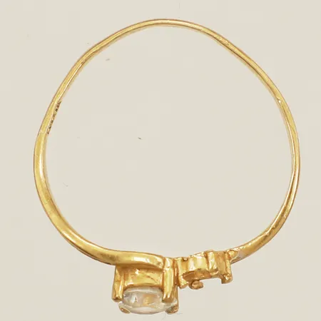 Ring med vit sten stl:16½ bredd 6,0mm bucklig en sten saknas 21K Vikt: 1,7 g
