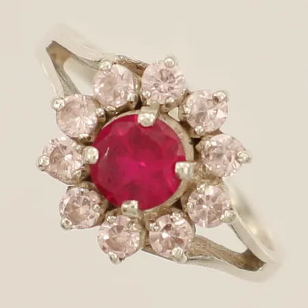 Ring med röd samt rosa stenar stl:16¼ bredd 11,0mm silver 925/1000 Vikt: 2,3 g