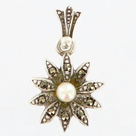 Hänge med odlad pärla och markasiter, längd 20mm, bredd Ø12mm, silver 830/1000 Vikt: 1,7 g