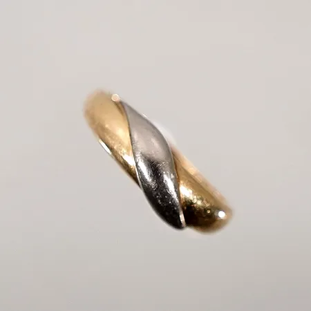 Ring defekt. skev 18k Vikt: 3 g