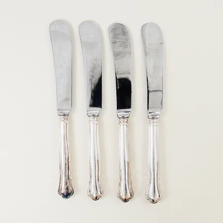 4 smörknivar GAB modell Chippendale längd 16,5cm blad i rostfritt stål silver 830/1000 bruttovikt: 160,9g Vikt: 0 g