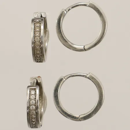 Två par örhängen med vita stenar Ø14,5mm bredd 3,4mm silver 925/1000 Vikt: 6,2 g