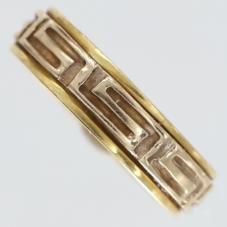 Ring med meandermönster stl:18¼ bredd 5,5mm tvåfärgat ostämplat 18K.  Vikt: 5,3 g