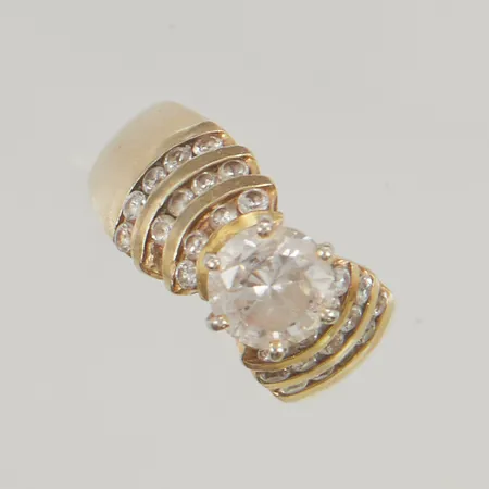 Ring stl16¼ bredd:4,1-9,3mm med stenar 14K 7,7g.
