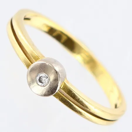 Ring med diamant 0,02ct enligt gravyr, stl:16, bredd 2mm, 18K Vikt: 2,2 g