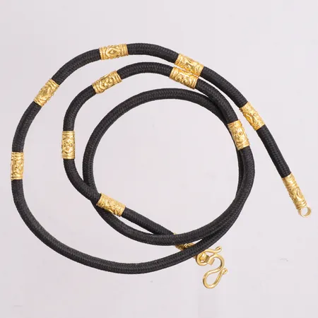 Collier tyg med gulddetaljer längd 63cm bredd 3mm 23K Vikt: 11,8 g