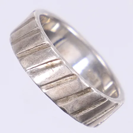 Ring stl:18 bredd 5mm GHA repor silver 925/1000 Vikt: 5,6 g