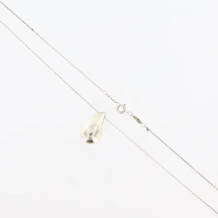 Collier Teardrop Tiffany & Co, Elsa Peretti Spain, kedjans längd 46cm, hängets längd 22mm, knut på kedja vid lås, lås i behov av justering, silver 925/1000  Vikt: 10,2 g