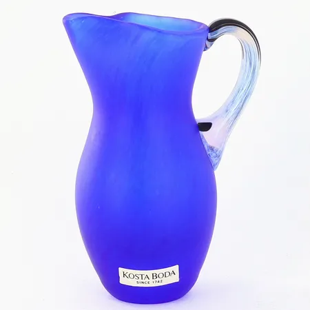 Kanna miniatyr Kosta Boda Gunnel Sahlin, Amazon, höjd 10,5cm, osignerad, etikettmärkt, glas Skickas med paket.