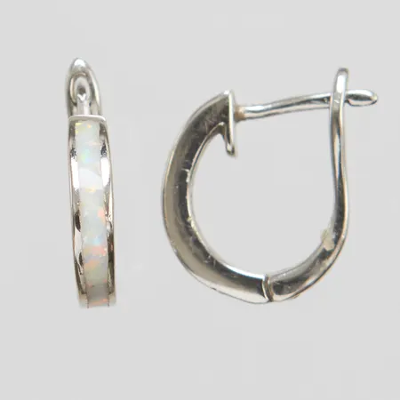 Örhängen creoler med opaler Ø12,5mm, bredd 2,5mm, defekt lås på ena, silver 925/1000 Vikt: 2,2 g
