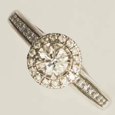 Ring med diamanter 31xca 0,005-0,20ct stl:15½ bredd 7,4mm GHA vitguld 18K Vikt: 3,4 g