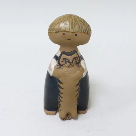 Figurin Lisa Larson Pelle ur serien Larsons Ungar, höjd 19cm, smärre kantnagg på fot, stengods, Gustavsberg.