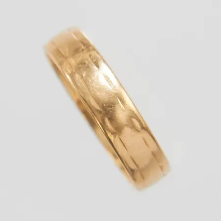 Ring stl:17, bredd 4mm, personlig gravyr, skev, ostämplad, 18K Vikt: 2,4 g