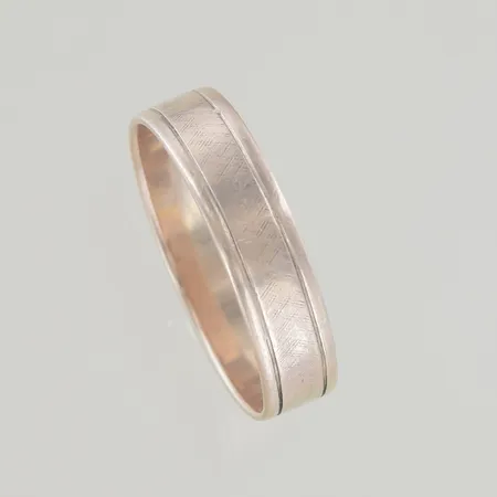 Ring stl:21 bredd 6 mm, lite ojämn 8K Vikt: 3,8 g