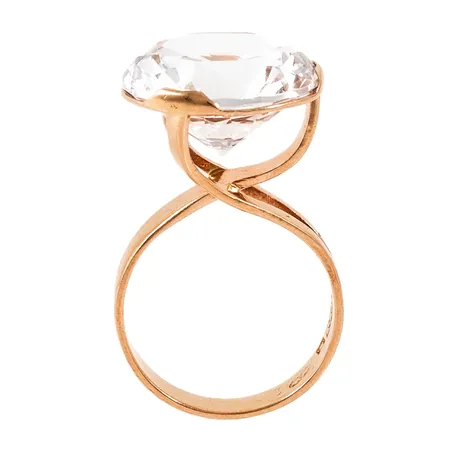 Ring med stor vit sten Ø15mm stl:16¼ bredd 3,8-15,5mm, 18K bruttovikt 6,5g.