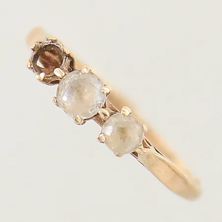 Ring med vita stenar stl:17¾ bredd 1,6-4mm 1 sten saknas 14K  Vikt: 1,6 g