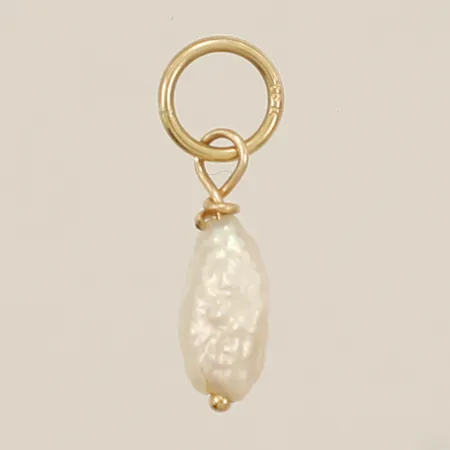 Hänge med opal längd 14,1mmm bredd 4,8mm 18K Vikt: 0,2 g