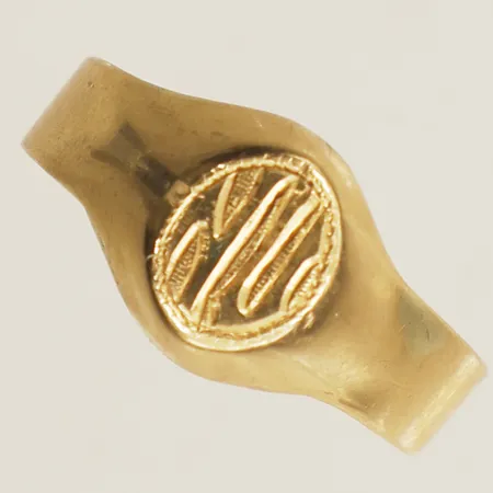 Ring med monogramgravyr stl:19½ bredd 4,1mm 18K Vikt: 3,2 g