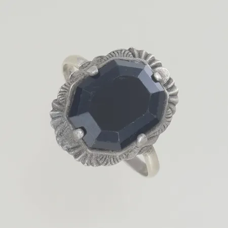 Ring med sten stl 17½ bredd 17 mm, silver 925/1000   Vikt: 2,7 g
