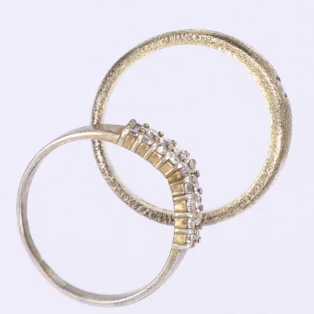 2 Ringar vita stenar stl:19½-20½ slitage silver 925/100 Vikt: 7,8 g