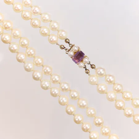 Pärlcollier dubbelradigt med odlade saltvattenpärlor troligen Akoya  6,2-6,8mm, längd ca 54cm, smärre bruksslitage, lås i 18K med lila sten, bruttovikt  Vikt: 67,4 g