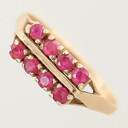 Ring med syntetiska rubiner stl:20 bredd 2,1-6mm 14K  Vikt: 2,9 g