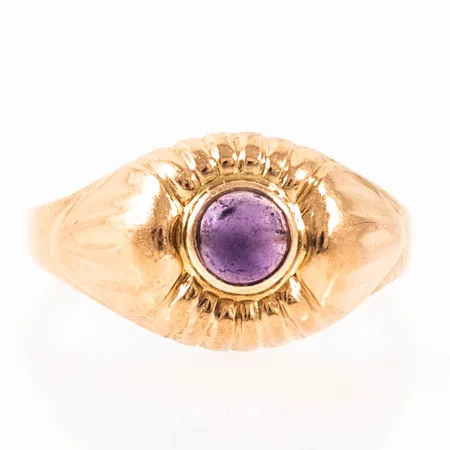 Ring med lila sten stl:18 bredd 2,2-10,4mm, ojämn skena, nött sten, 18K 1,9g.