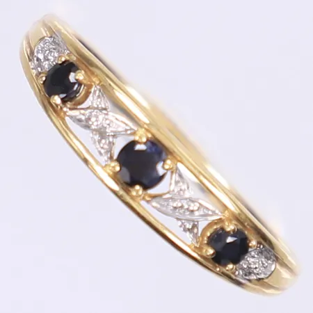 Ring med diamanter 2x ca 0,001ct samt mörkblå stenar stl:19¼ bredd 1-4mm 18K Bruttovikt: 1,8g Vikt: 1,8 g