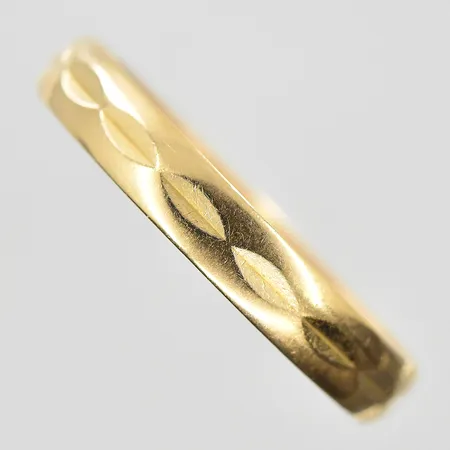 Ring stl:20 bredd 4 mm, gravyr, 18K. Vikt: 1,8 g